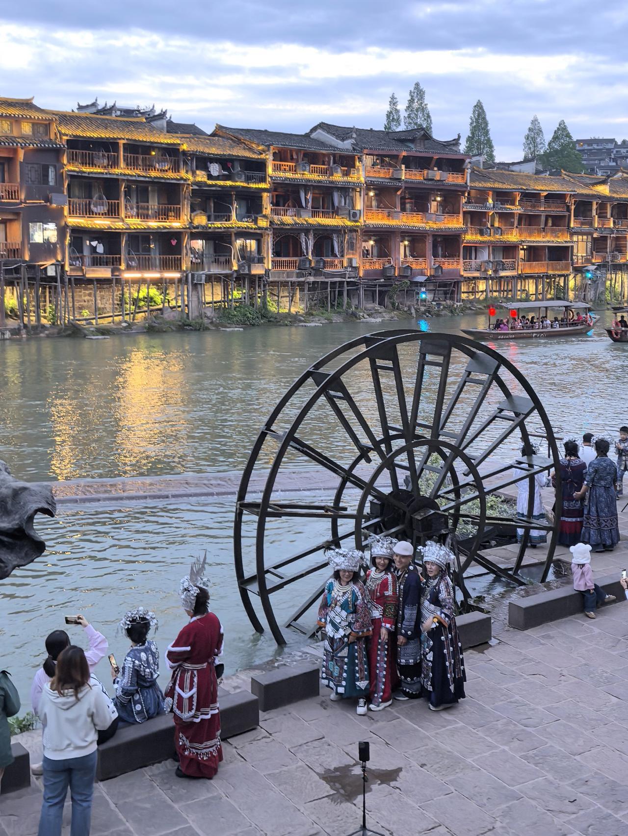 凤凰古城：不止是夜色倾城
       昨日午后，我们从边城启程，驱车一小时，便