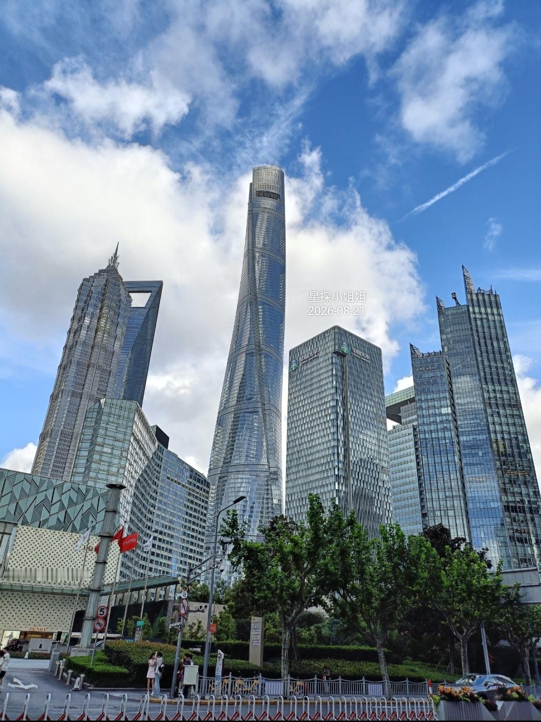 今天天气晴朗，打卡王力宏前两天刚来过的Shangri-La。 上海·上海滩浦东香