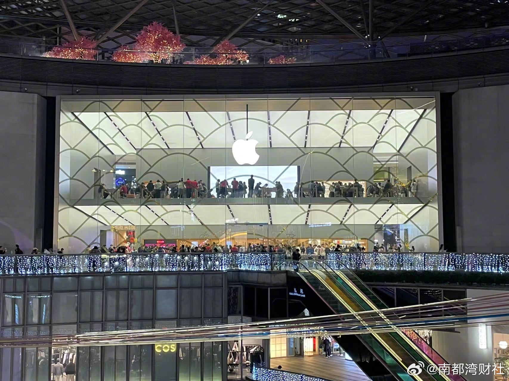 【#苹果游说美政府采购中国芯片#，iPhone18两核心物料成本暴涨近3倍】#i