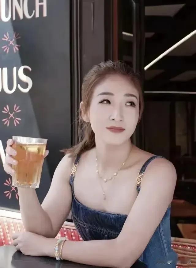 万万没想到，中国乒乓球运动员，刘诗雯，原来生活中这么漂亮，长得特别像一个女明星江