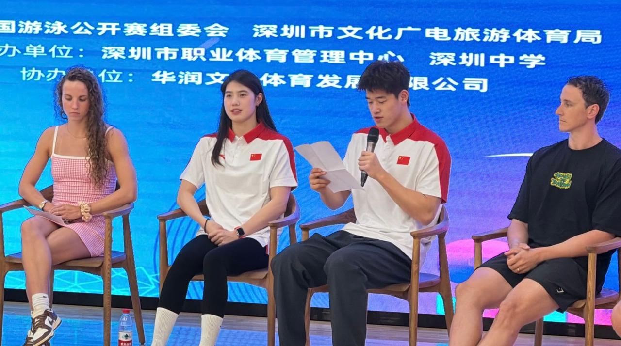张雨霏和潘展乐两位奥运冠军，开心互动！

近日，深圳举办2026全国游泳冠军赛。