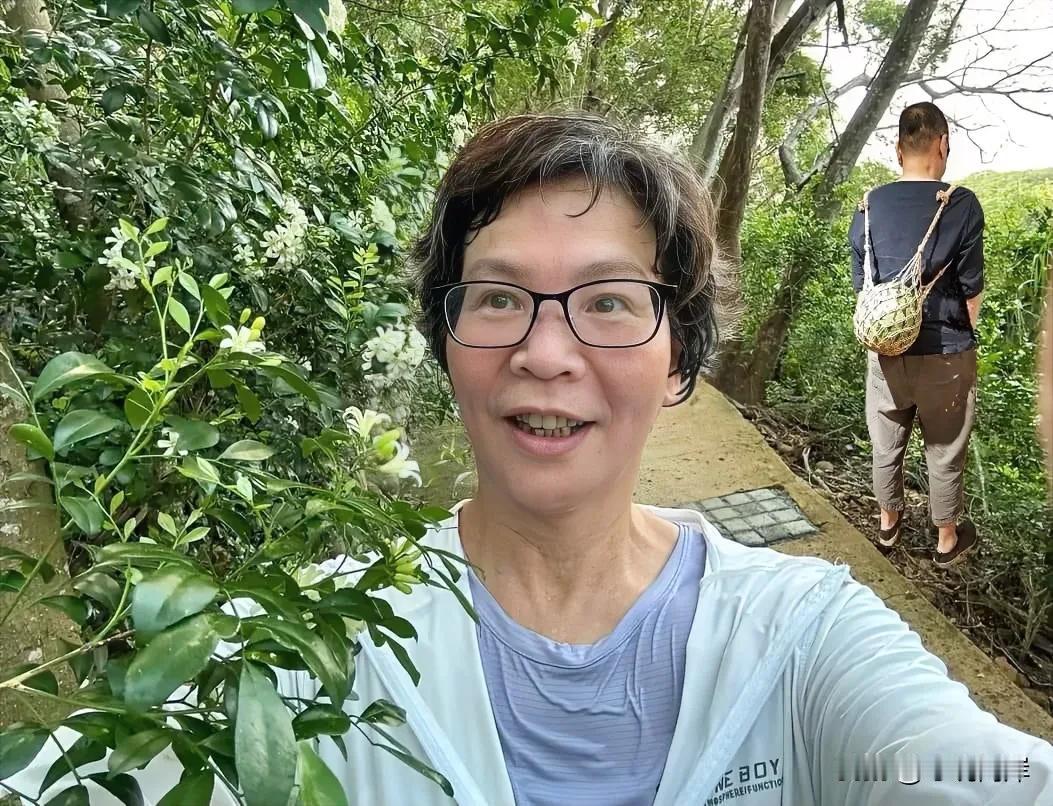 民进党网军1460发布的这种照片很有意思。当然是在丑化柯文哲和民众党一干政治人物