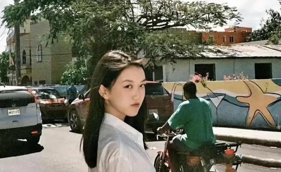 王菲18岁爱女李嫣，被曝刚做完人生第四次唇腭裂修复手术！嘴唇恢复得很好，早前生日