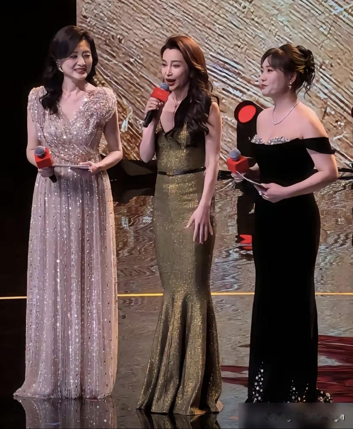 李冰冰这状态真是没得说，往中间一站，气场全开！

跟周涛李雪琴同框，不管是脸蛋还