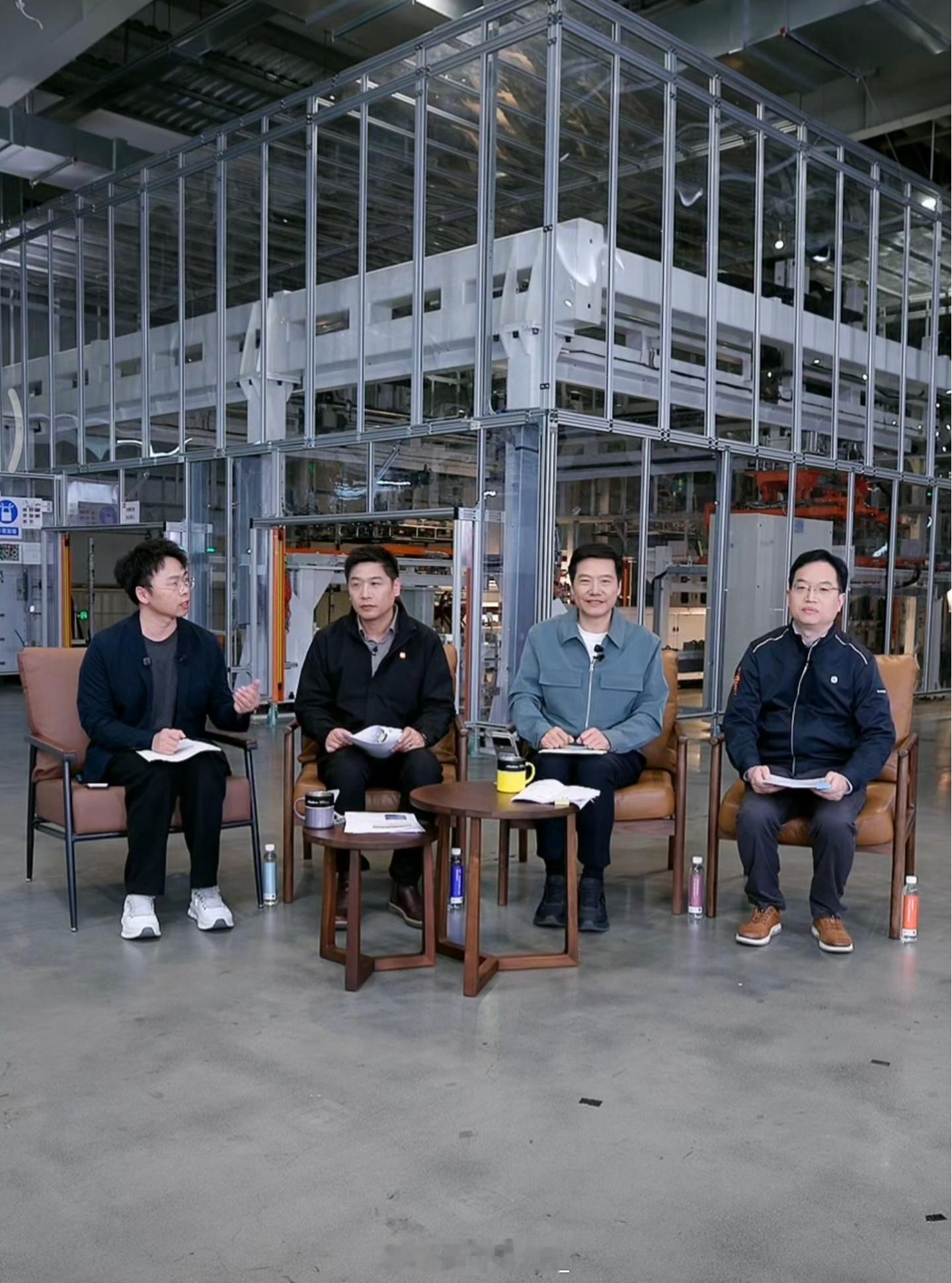 雷军呼吁二排乘客也要系安全带雷总在介绍小米汽车的安全气囊时强调：“在此我还是要提