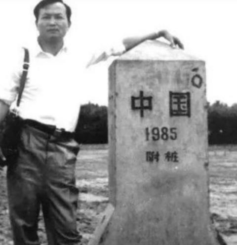 2004年12月，金三角贩毒集团的一名卧底警察在经过海关时，突然被拦下。那人低声