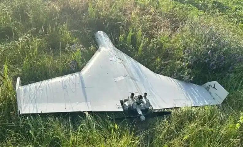 俄无人机针对性袭击乌后方运输卡车，这招真够狠，直接冲着乌军后勤去了。俄罗斯国防部