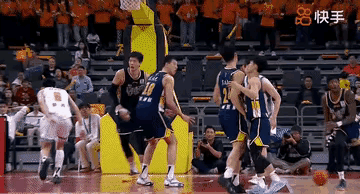 有一说一，崔永熙这一单手断球，确实有点帅。
想当年，我和小学生打篮球的时候，也是