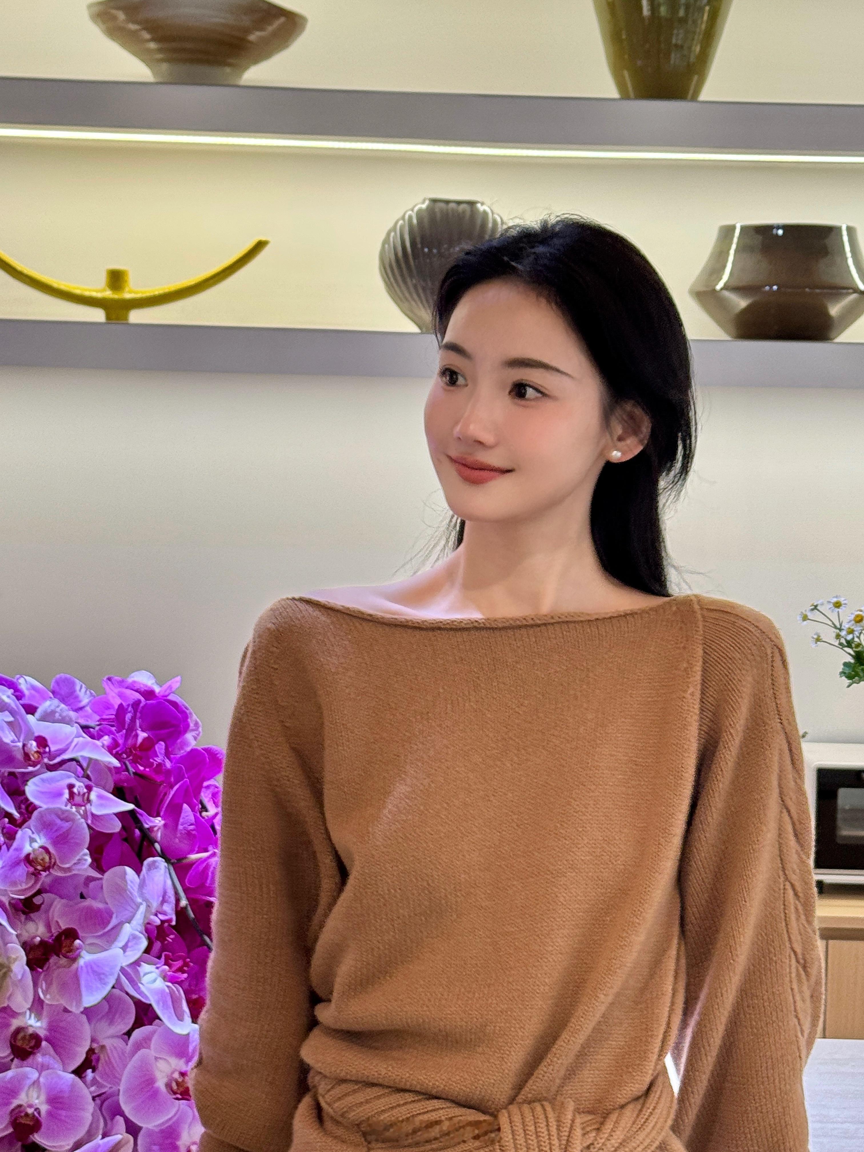 上周末去了顺德！太好吃了！🤤🙌🏻🚘染了黑发加上这个发型完全是成熟稳重女人