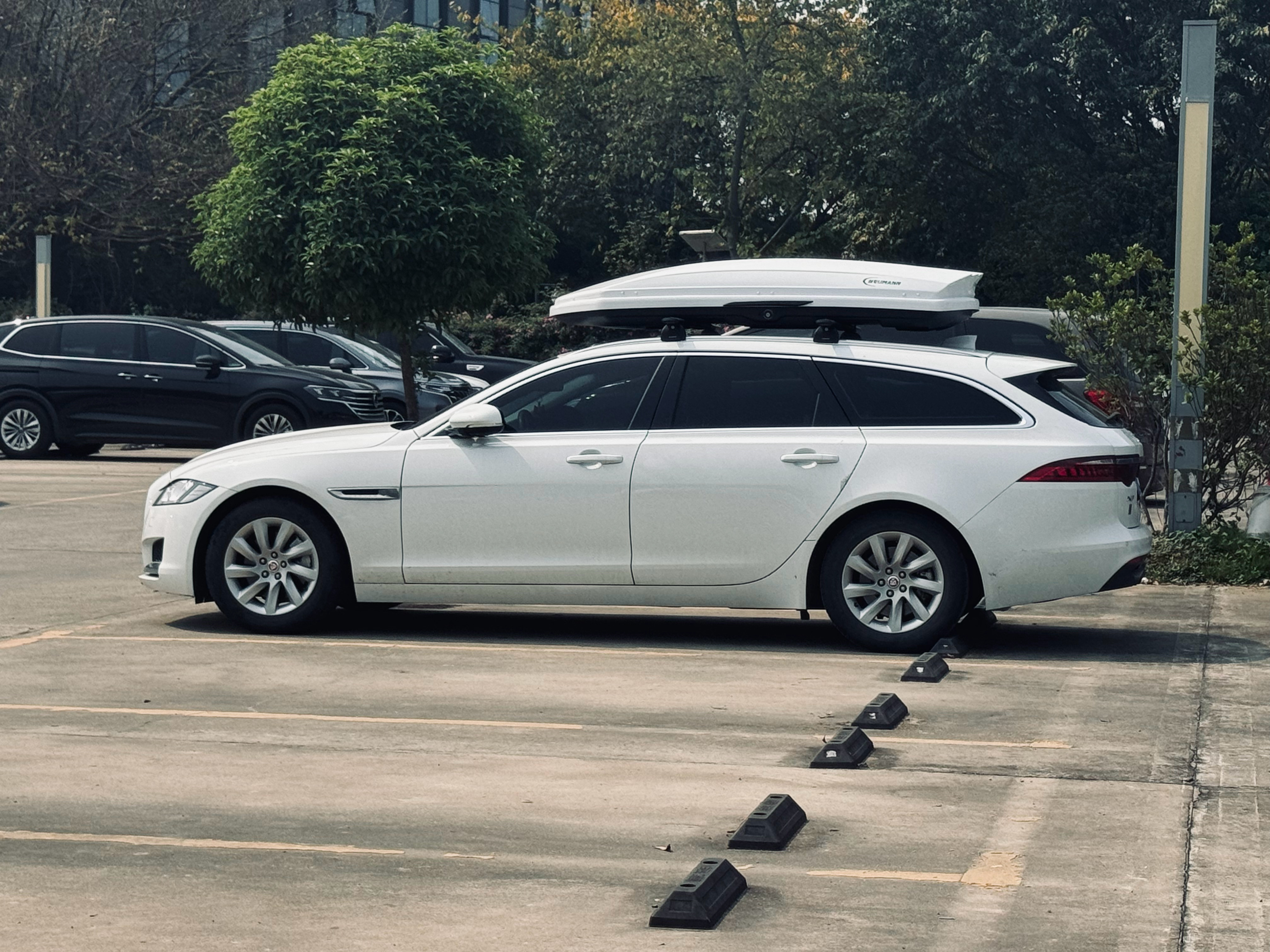 偶遇一台捷豹XF Sportbrake！优雅～实在是优雅！[色][心] ​​​