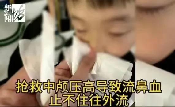 “一巴掌让自己坐牢！”上海虹口，奶奶带着2个孙子在小区儿童乐园玩，突然一条没拴狗