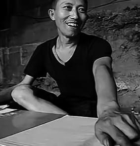 2004年，王成周跟人间蒸发似的猫着，他骗老娘在云南接工程，实则两包烟、一斤白酒