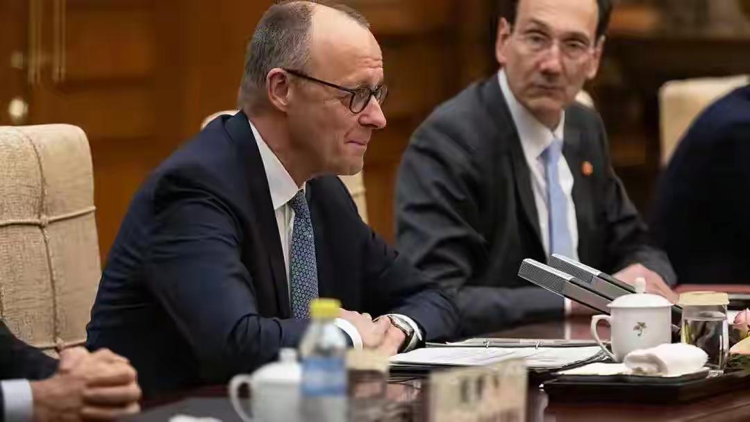 4月9日，德国总理默茨炮轰以色列，他直言以军在摧毁中东和平。话落，德国全面暂停对