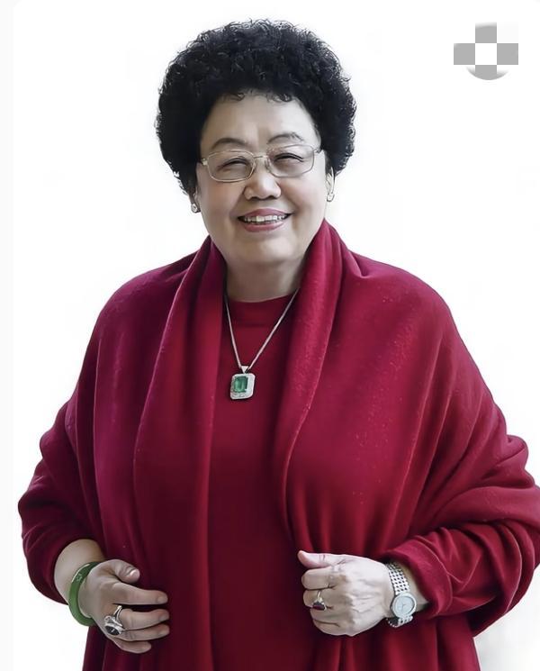 陈丽华身家505亿，管着3000人。
她考核员工，最看重一条：儿孙吃饭时，有没