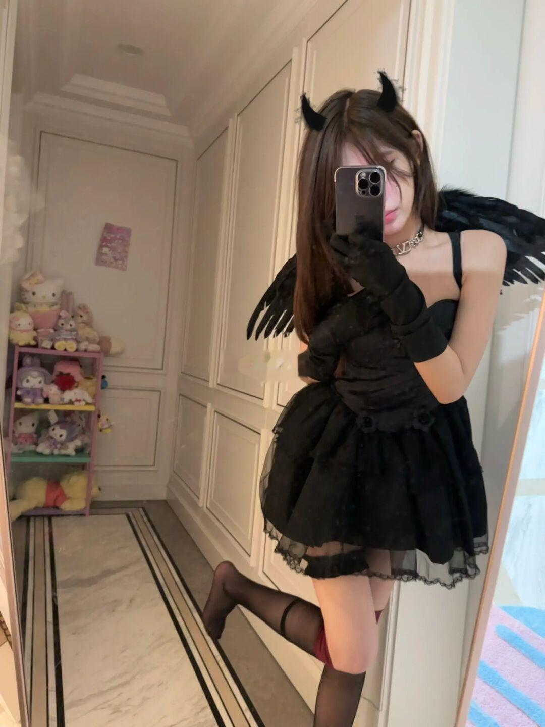 😈