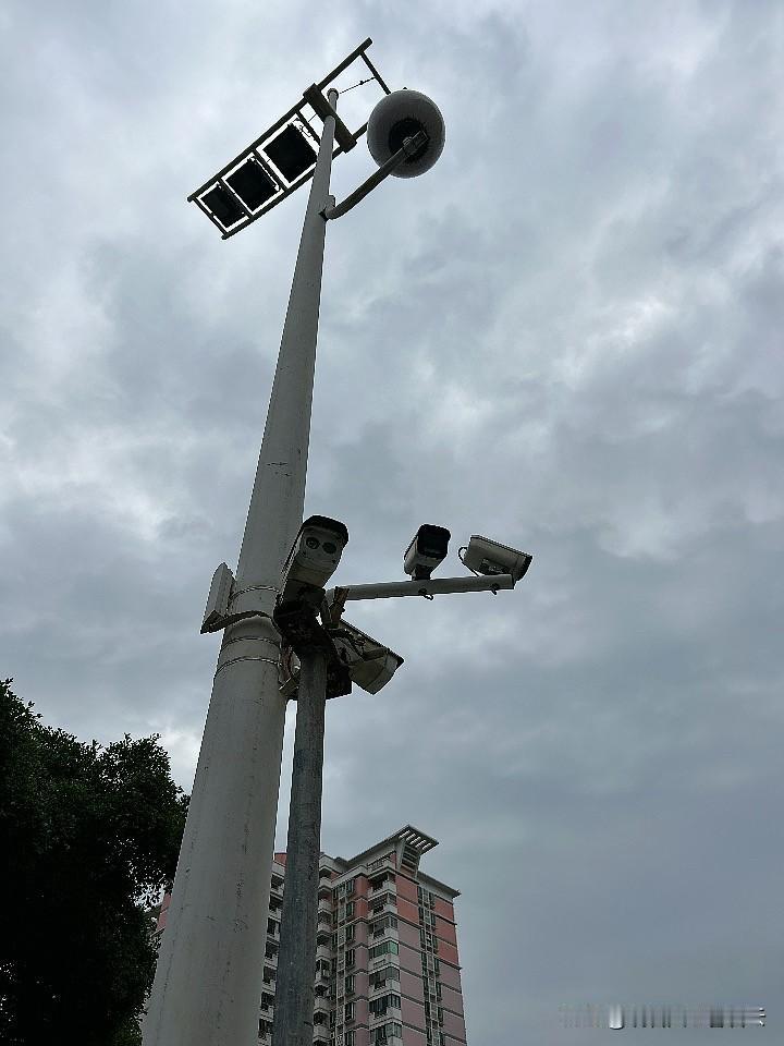 总有人说AI会取代大部分的自媒体创作者，

我怎么发现，

很多现在用AI写出来