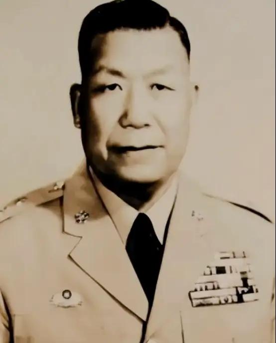 1949年，蒋介石下令炸废青岛，刘安祺接令后沉默不语，转头却把亲信叫进屋里，关上