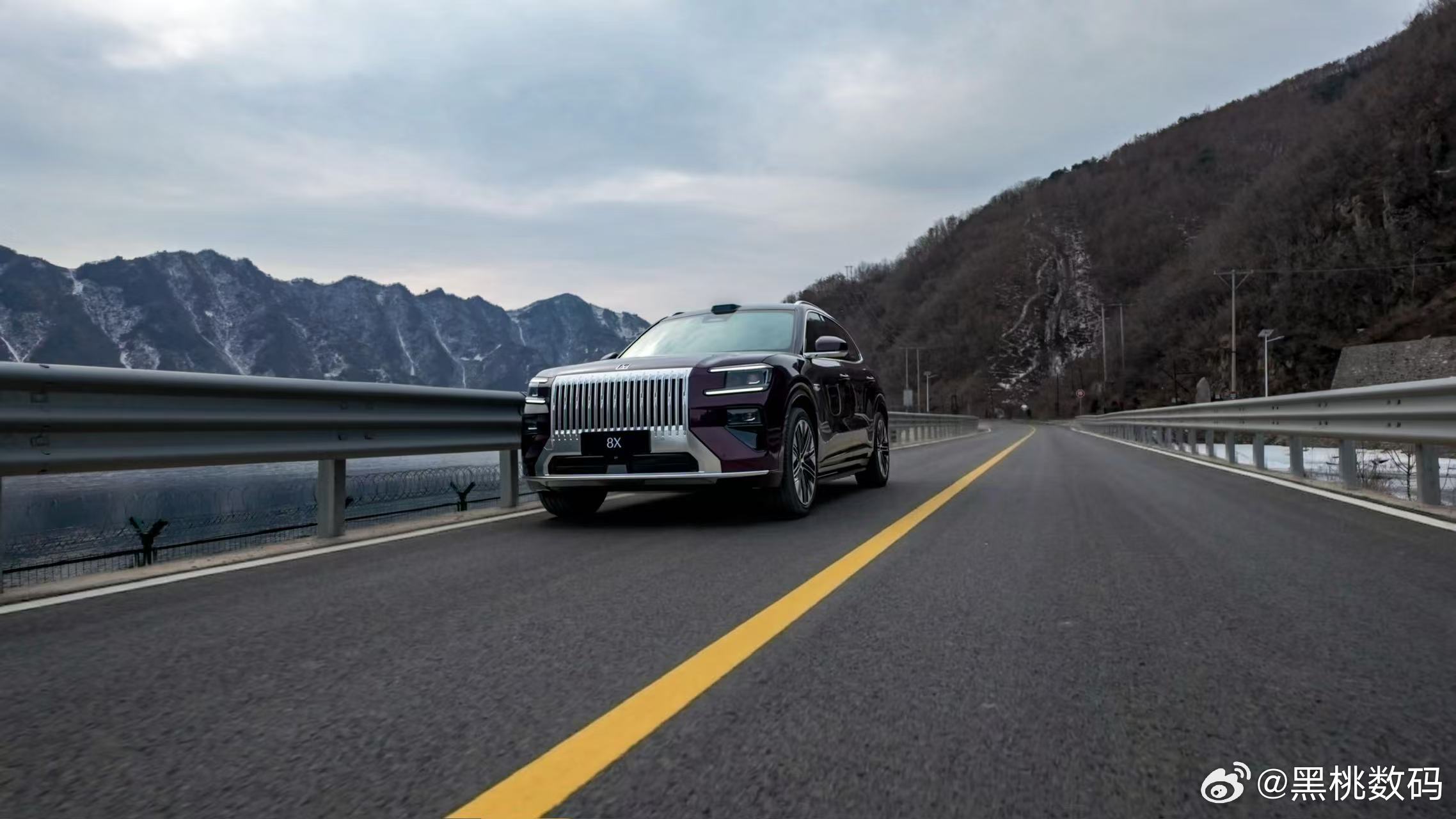 极氪回应中铁建邀请极氪与中国铁建跨界联动，《伟大公路巡礼》正式上线。极氪8X驰骋