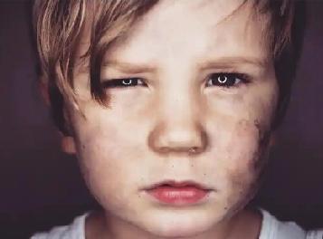 “社会病了，
却让孩子扛下了所有”，
这句话戳中了当下诸多现实隐痛。
教育内卷愈