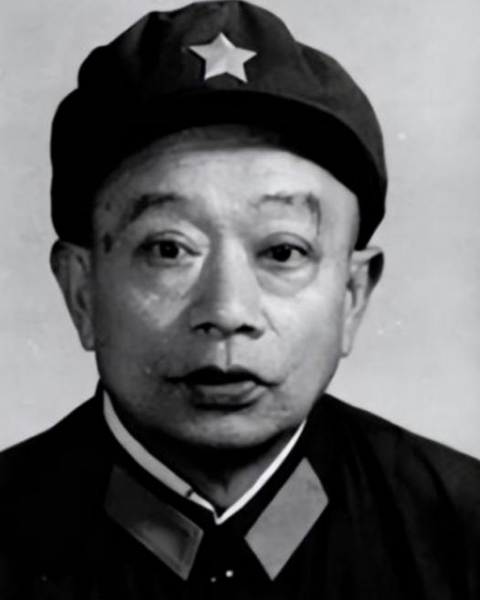 在北京八宝山革命公墓的骨灰堂里，开国将帅的骨灰盒一个挨一个，上面刻着各种响当当的
