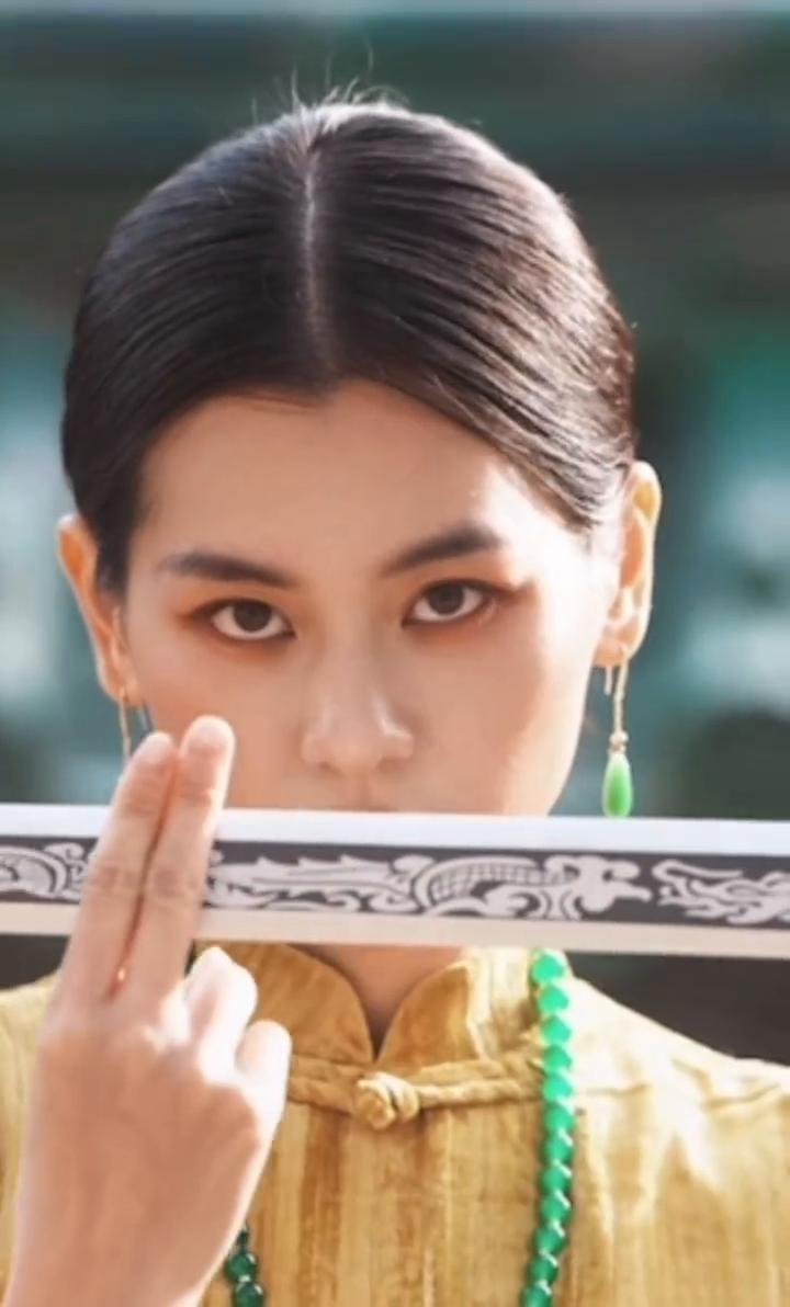 你这么年轻应该趾高气昂，为人所不能为之。是你的胸襟不止儿女私情这么窄，世上根本不