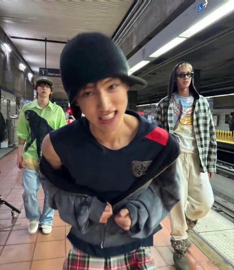 cortis没有一帧是废片镜头里的他简直是自带滤镜！无论什么角度、什么造型，每一