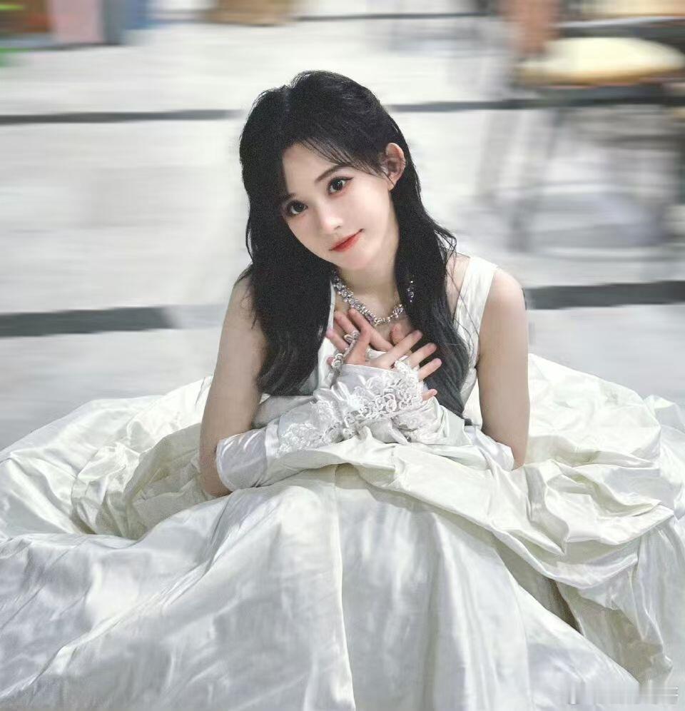 李艺彤孙芮段艺璇重聚李艺彤带着snh48合体团建了是谁的快乐又回来了！老队友重聚