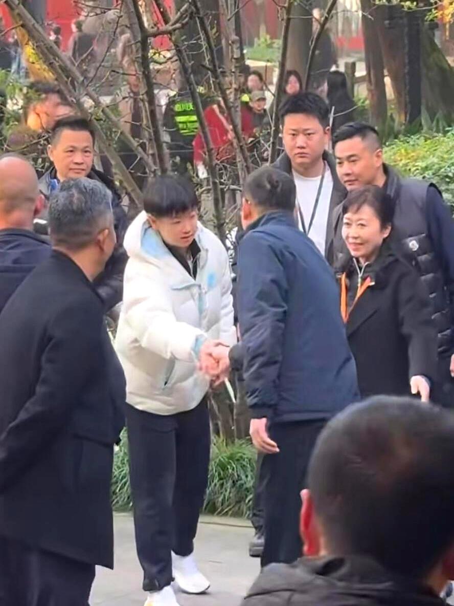 莎莎在成都和领导握手，完事儿所有人都给她让路，让小姑娘走前面，这尊重给得够实在。