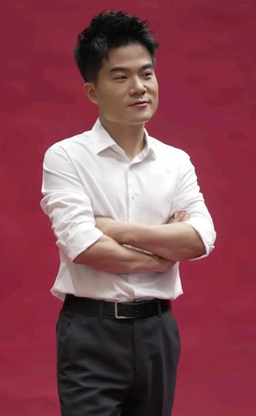 时隔三年，李子柒重新复出，没想到归来仍是顶流。[心]

不少粉丝竟将她和董宇辉去