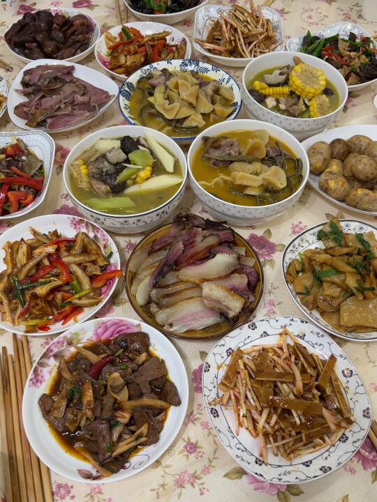 煮了一大桌子川菜，一大家人吃饭！太丰盛啦