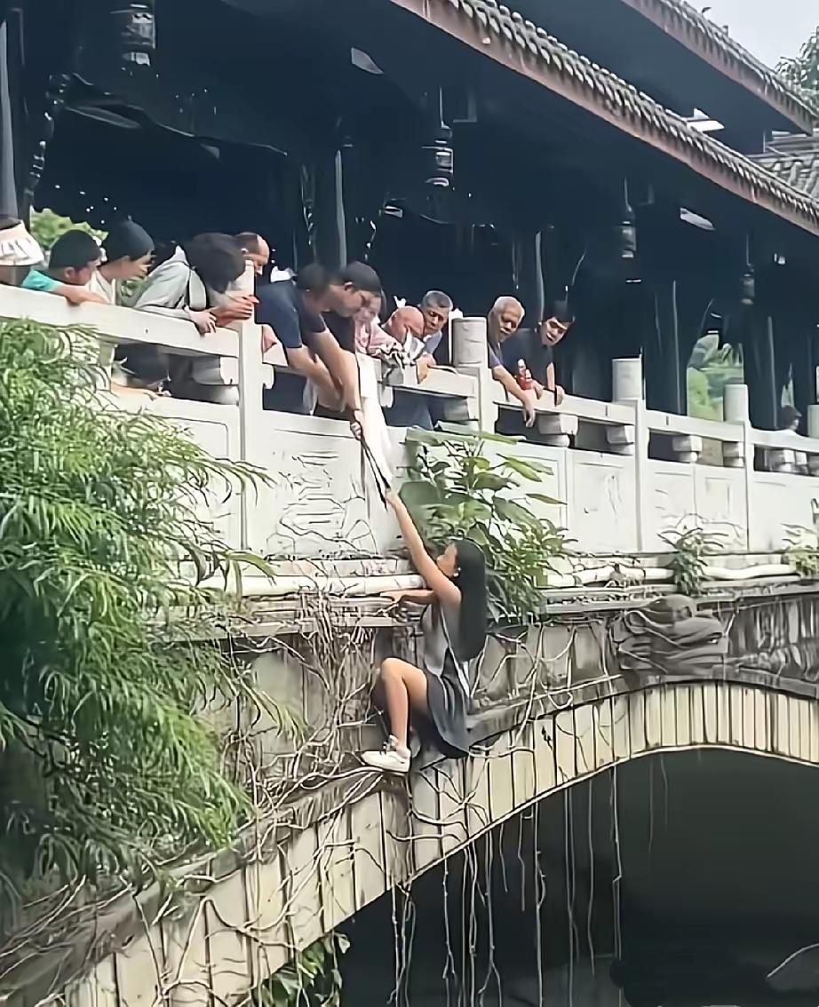 河里诡异一幕看完后背发凉，很多

人看完视频都忍不住发问，世上真的存在水鬼这类说