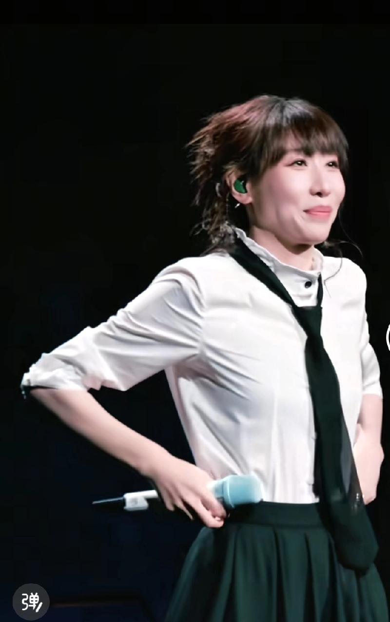 任素汐的歌，从来不是炫技的高音，而是把人间烟火揉进歌声里。她唱遗憾，唱生活的无奈