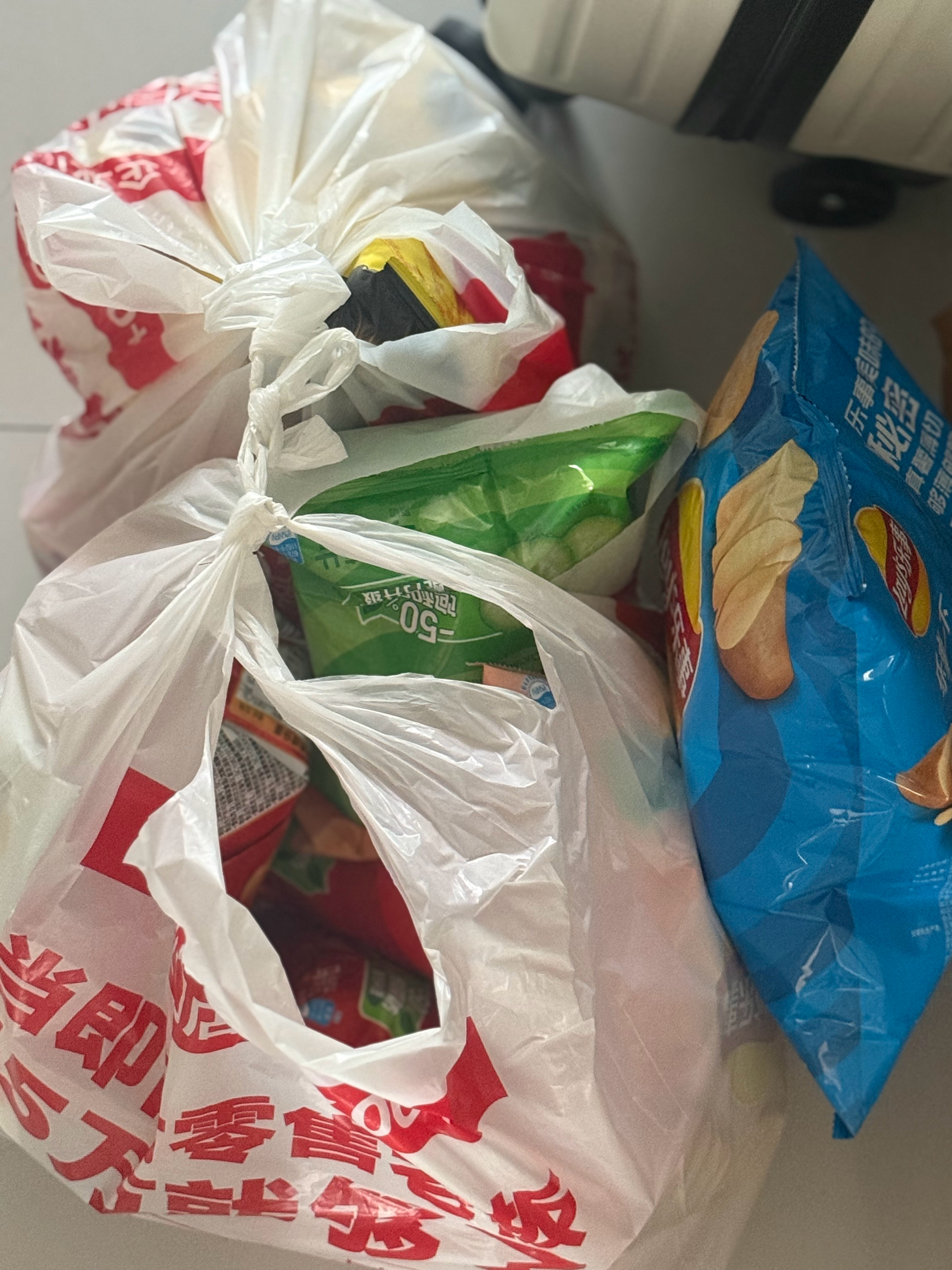 凌晨一点发了个动态 天亮我想吃薯片 这个薯片早上六点就给我打电话了 所以 是谁 