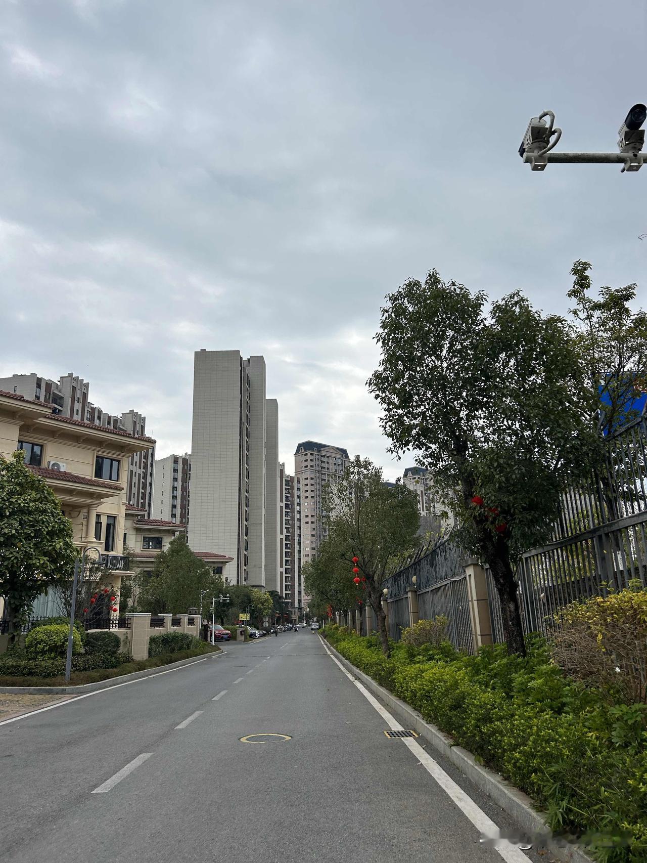 有中年人吐槽自己的朋友圈共同好友给别人点赞从来不给自己点赞，

这样的状况确实能