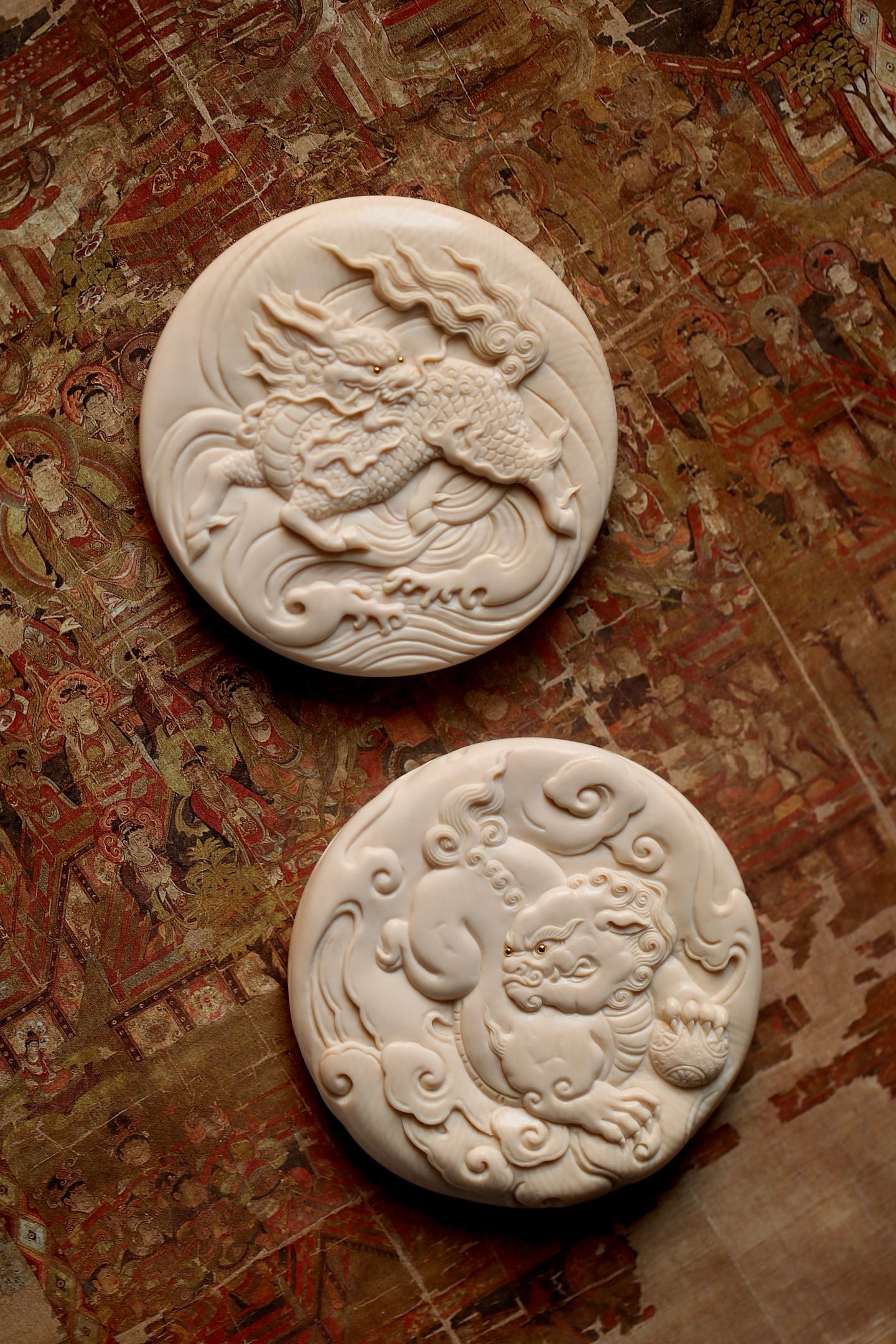 猛犸 | 麒麟/喜狮 盖置 牌子运用浅浮雕的手法，雕刻麒麟旋风而起踏立于云之上，