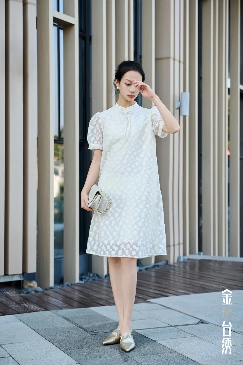 织就夏意
波点提花，织就了疏影
清新夏意，明媚了微醺
连衣裙