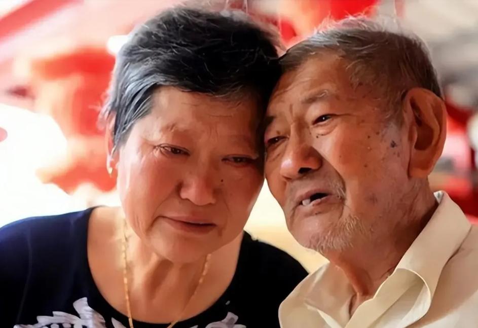 2012年，102岁台湾老兵，耗时66年，终于找到亲生女儿。谁料，一见面，女儿伸