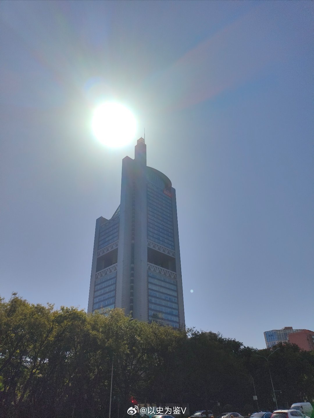以前这座大楼叫“大手机”；但是你要是问现在的孩子：这个楼叫大手机。他们肯定会说：
