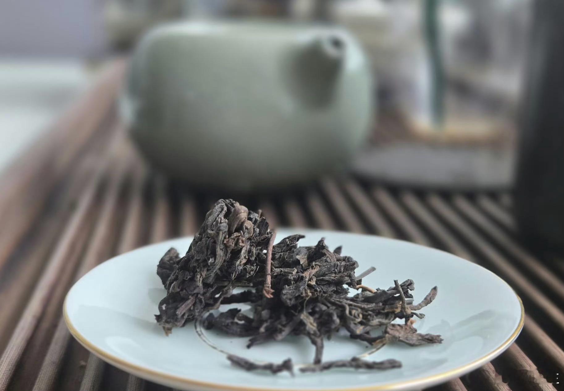 昨天几个老朋友来家里喝茶其中一个哥们35多岁了，条件不赖，家里底子也还可以前两天