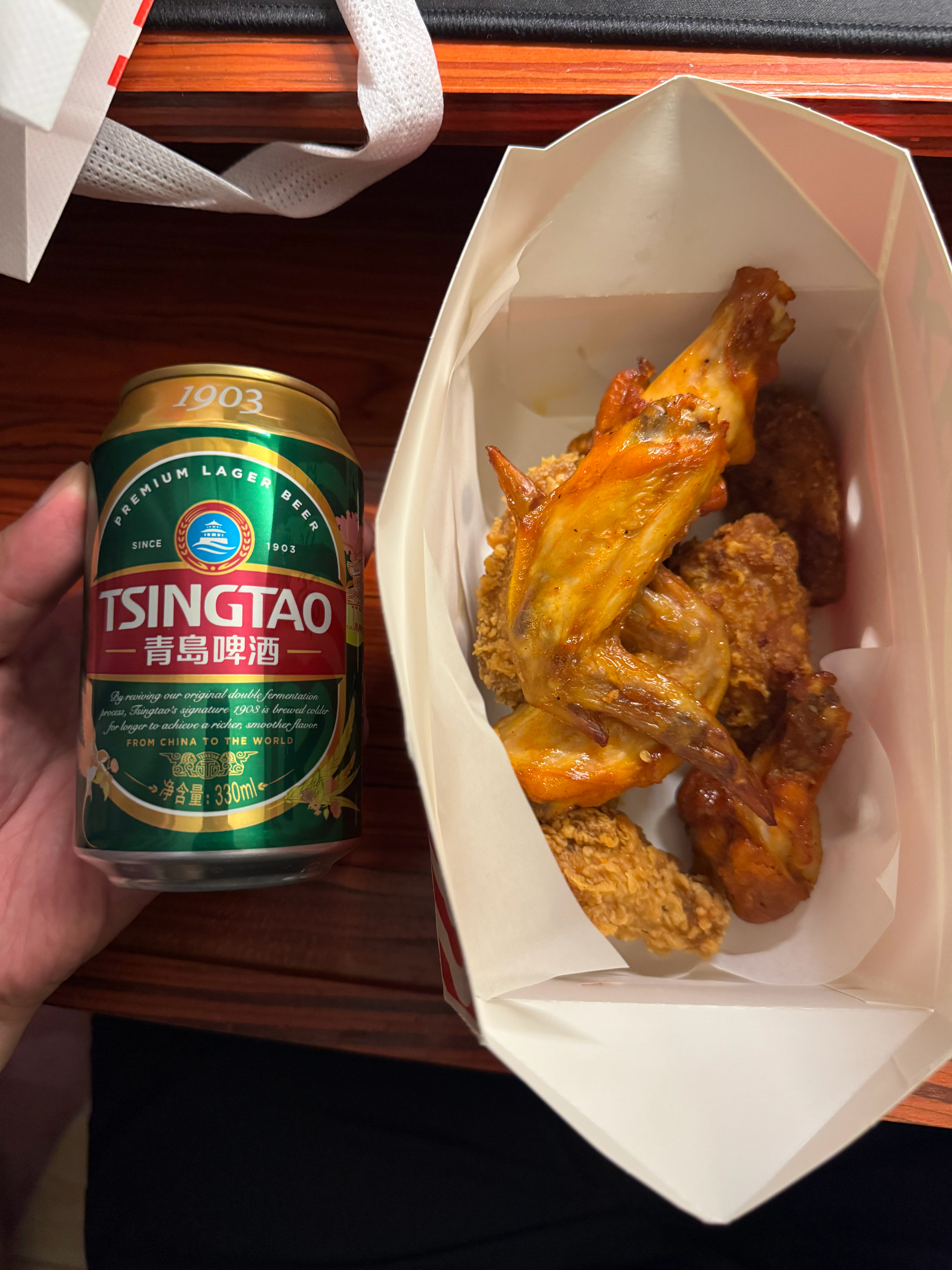 啤酒配炸鸡，我是千颂伊。 