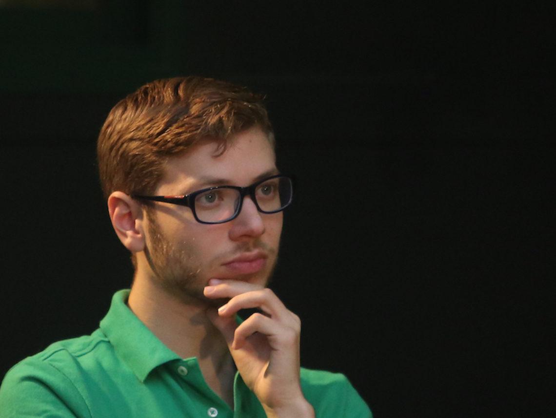 内塔尼亚胡夫妻站在大儿子身旁，一家人都笑容满面。生在这样的家庭，内塔尼亚胡的儿子