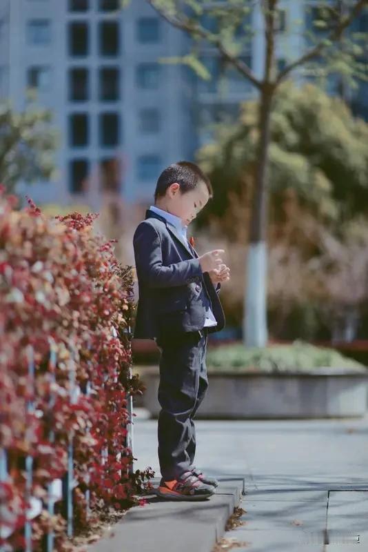 本以为是个冷漠路人，结果被狠狠破防了😂
出门买东西，碰到个看着一脸高冷的小哥，