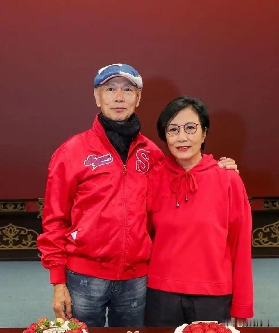 罗家英自曝遗产全留给老婆，还新买了两份保险，受益人都是汪明荃！[赞][赞]