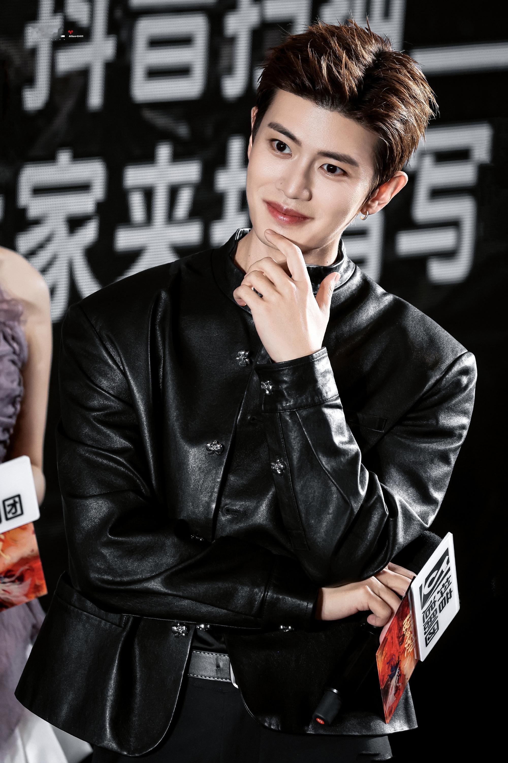 任嘉伦 任嘉伦深渊无间 任嘉伦李成 "春天樱花席卷而来,夏日蝉鸣不止,玫瑰盛放热