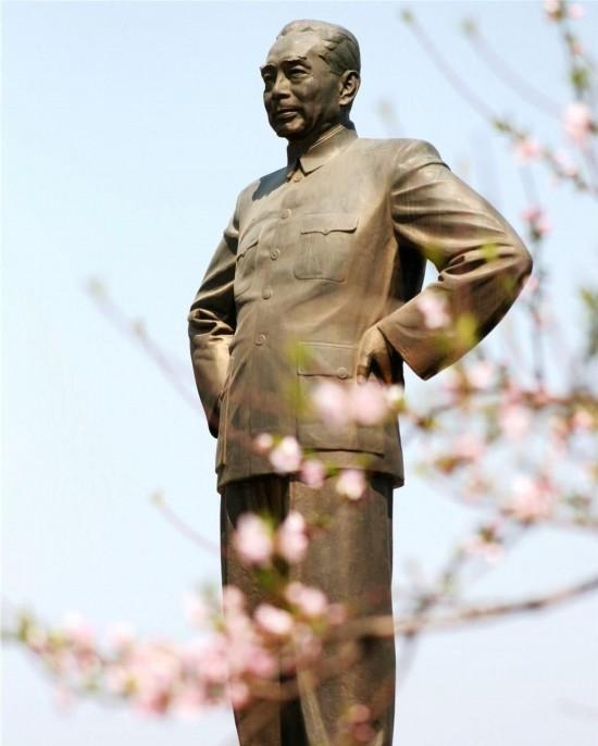 胡必成同志离开我们五十年了，在大家的印象里胡必成同志是温文尔雅的。但是在一些外交