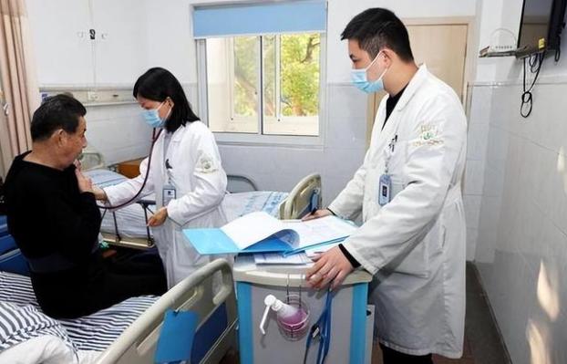 长沙一女子在医院换痔疮药时，男医生触碰其隐私部位引发家属不满，家属冲动将医生打至