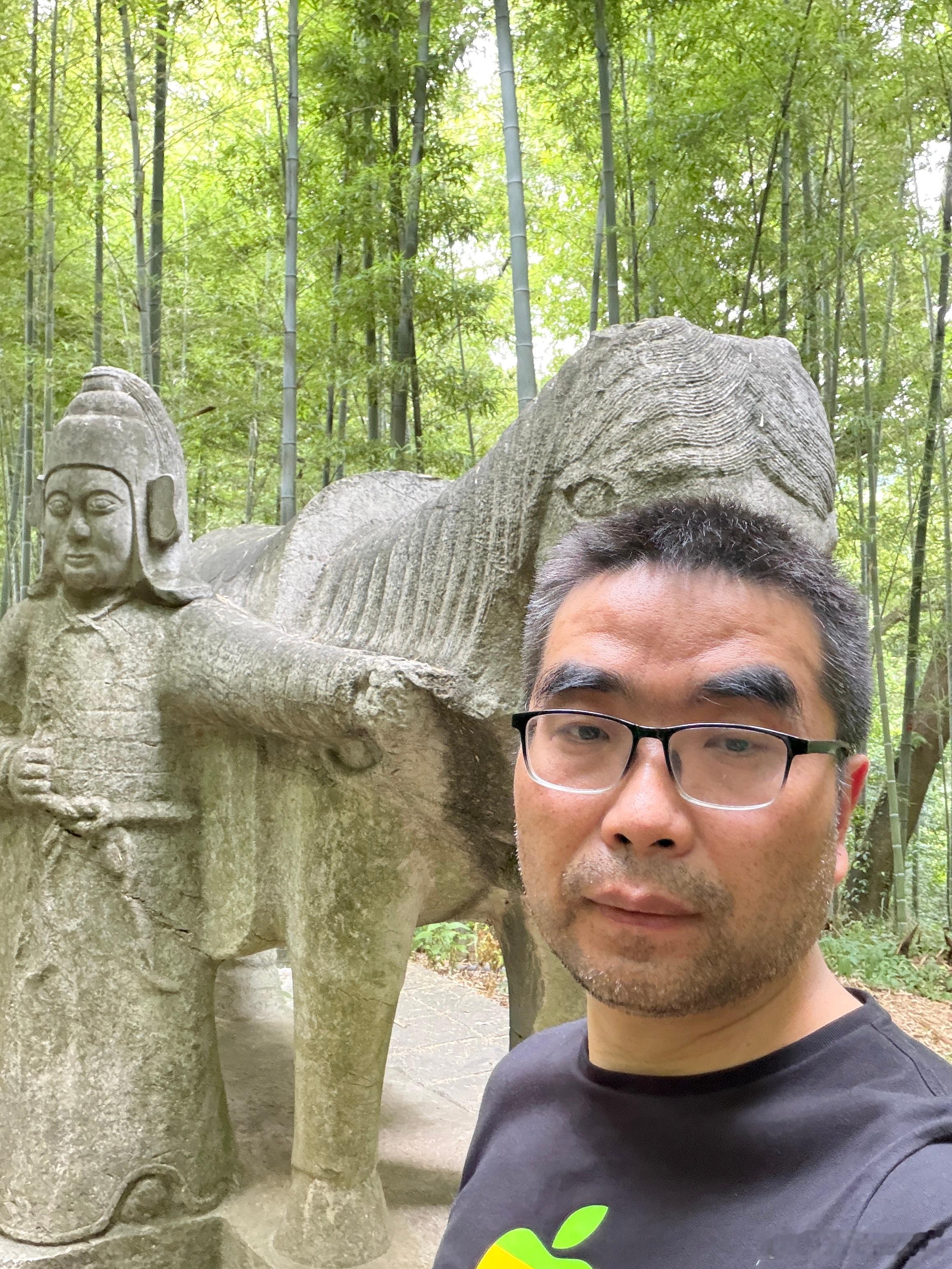 今天参观了明代功臣常遇春，仇成，李文忠，徐达墓园。感慨万千两点，最重要的一点事这