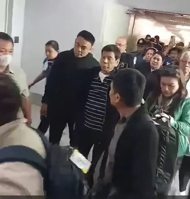 中方回应杜特尔特被捕杜特尔特一定要回去，这就是马科斯故意放的烟雾弹。要的就是你逃