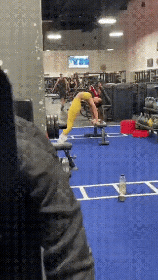 图一：现在的锻炼方式，真是越来越夸张了啊。
图二：人家要减肥啊，还给人家吃肉肉？