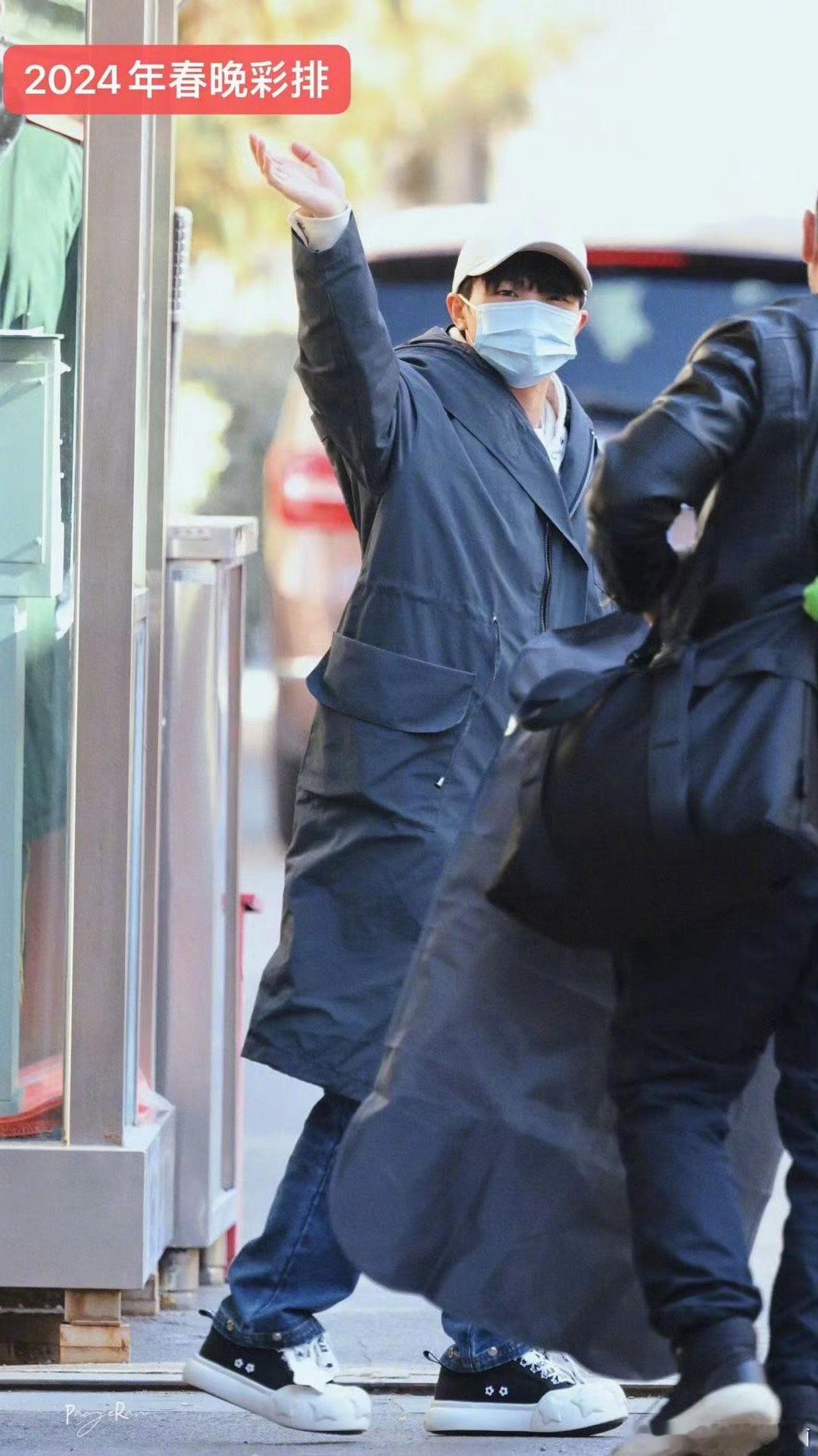 周深又穿乌克兰永久羽绒服了 周深的“永久羽绒服”再次登场！黑色长款外套让他在冷风